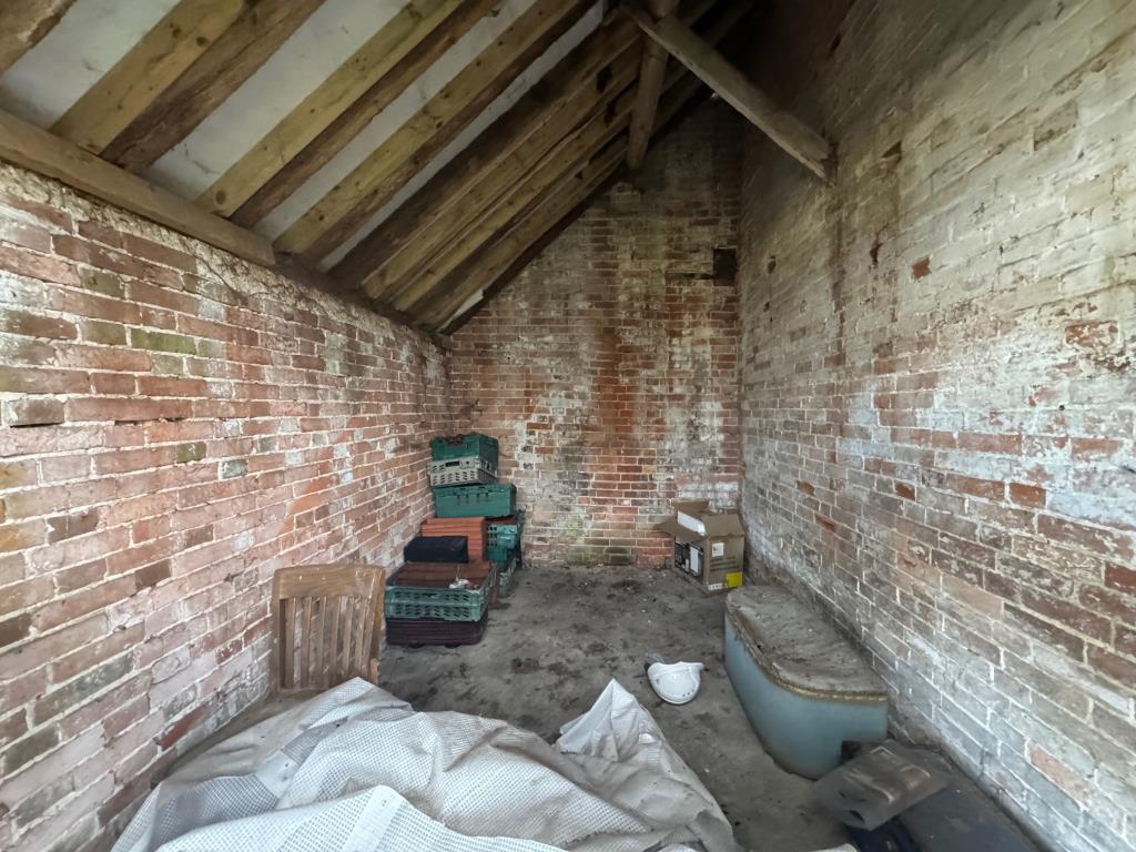 Lot: 126 - DETACHED PERIOD FREEHOLD BARN - Inside of barn - view 1